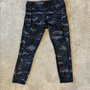 Athleta Gray Camo Contender 7/8 Tight Large